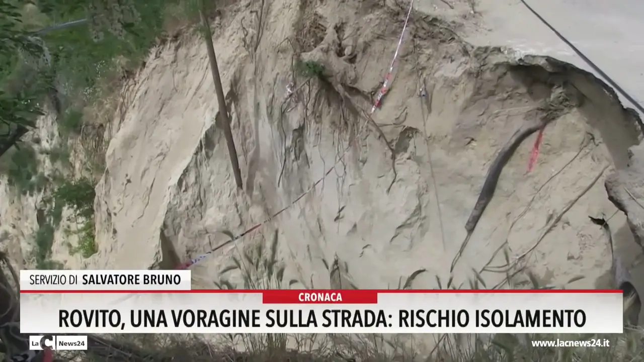 Rovito, una voragine sulla strada: rischio isolamento