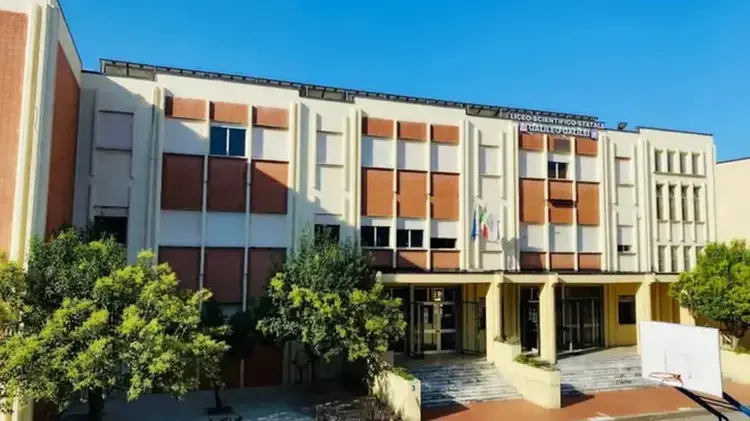 <p>Voti alterati al Liceo Scientifico di Lamezia, in nove a processo. L’ex dirigente sceglie il rito abbreviato – <span style=\"color:hsl(0,75%,60%);\">NOMI</span></p>