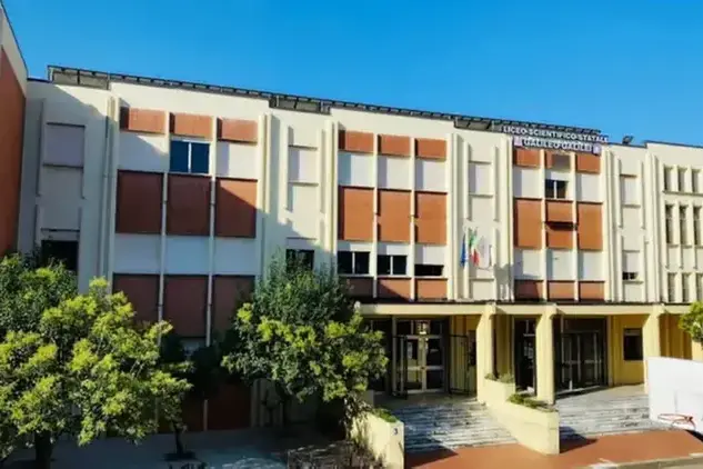 <p>Voti alterati al Liceo Scientifico di Lamezia, in nove a processo. L’ex dirigente sceglie il rito abbreviato – <span style=\"color:hsl(0,75%,60%);\">NOMI</span></p>