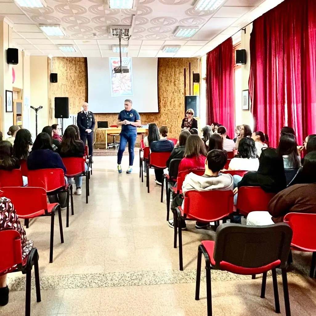 La Polizia locale di Catanzaro nelle scuole per la prevenzione sull’uso di sostanze stupefacenti tra i più giovani\n