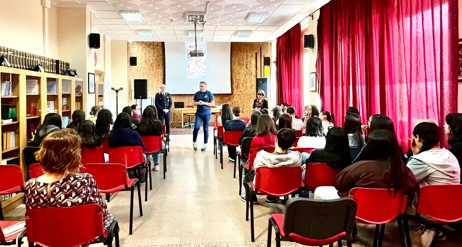 La Polizia locale di Catanzaro nelle scuole per la prevenzione sull’uso di sostanze stupefacenti tra i più giovani\n