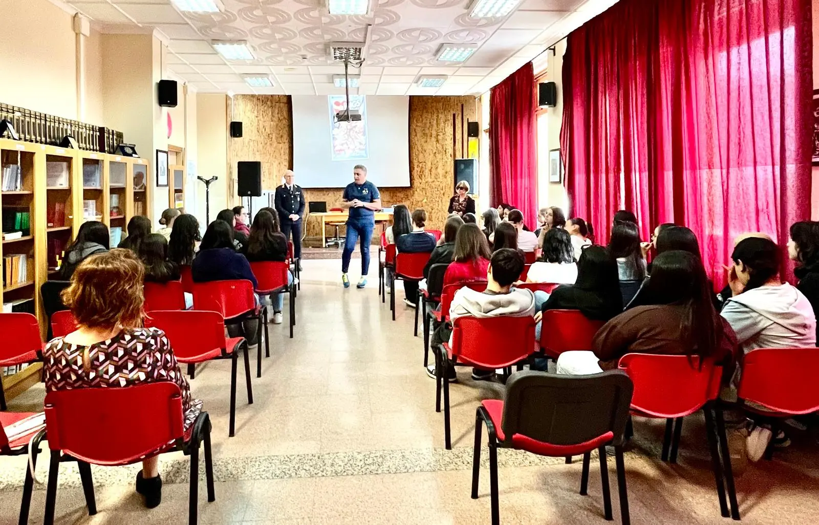 La Polizia locale di Catanzaro nelle scuole per la prevenzione sull’uso di sostanze stupefacenti tra i più giovani\n