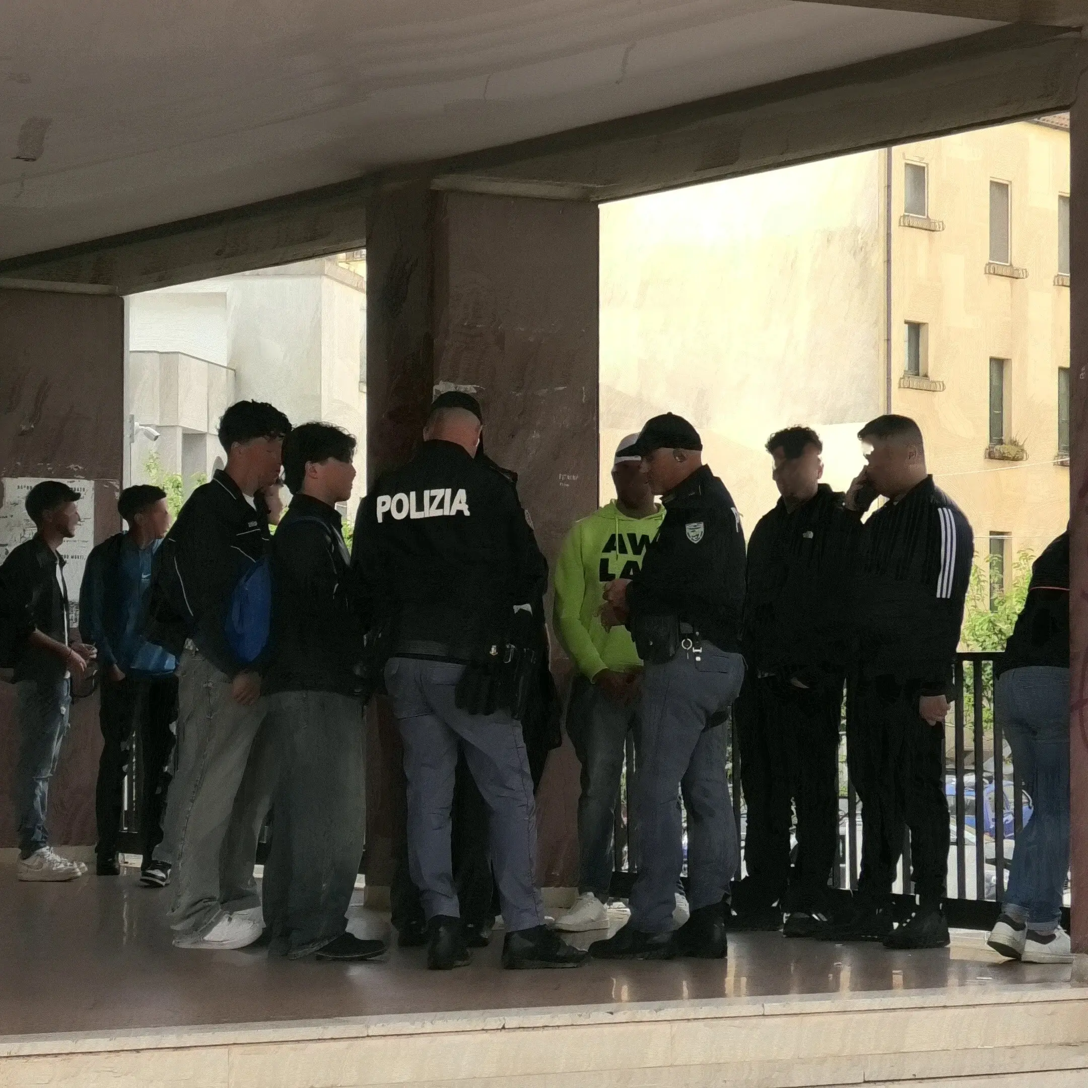 Progetto scuole sicure: controlli della Polizia per la prevenzione dei reati connessi allo spaccio di stupefacenti\u00A0ed alla detenzione di armi\n