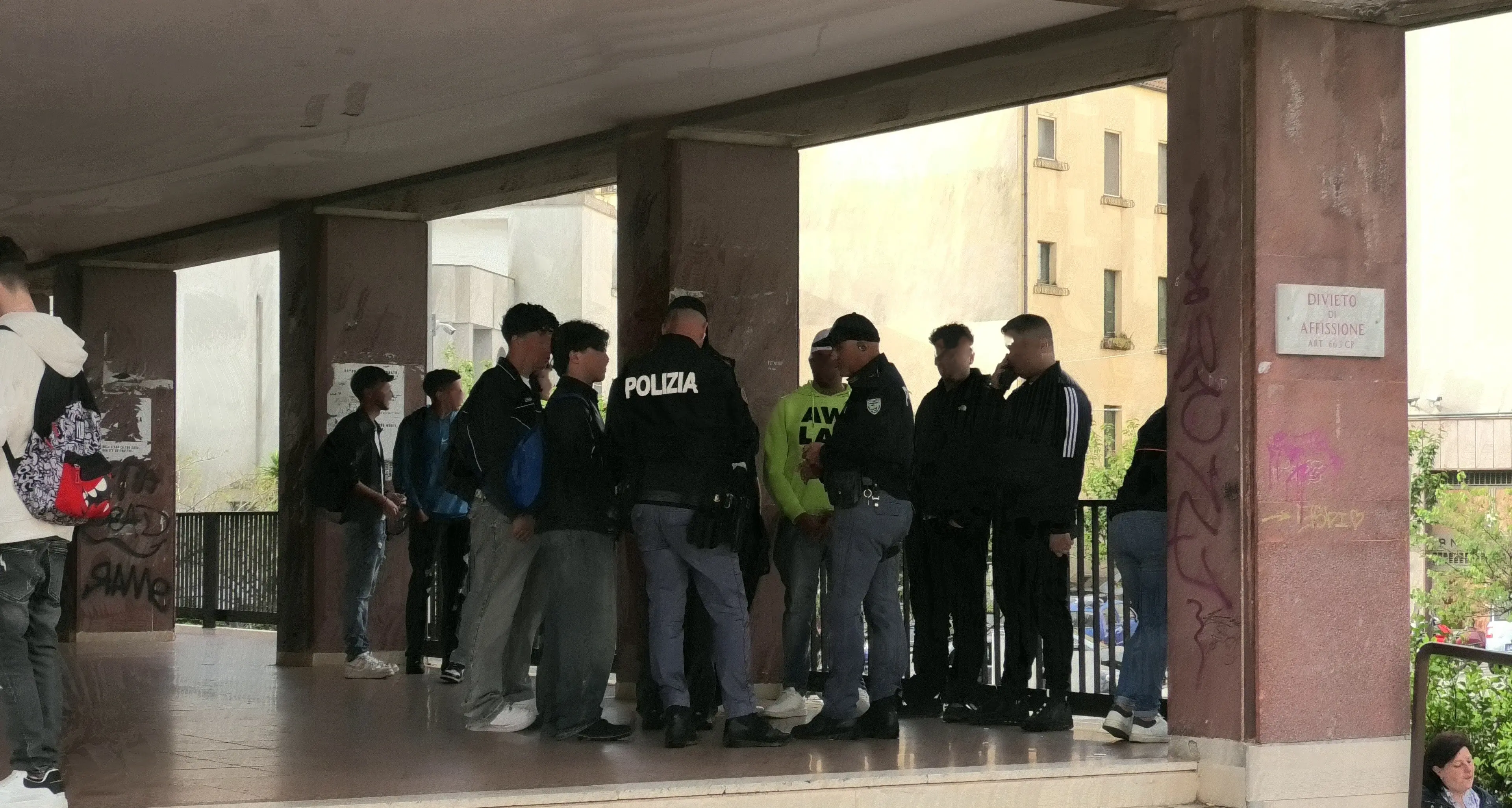 Progetto scuole sicure: controlli della Polizia per la prevenzione dei reati connessi allo spaccio di stupefacenti\u00A0ed alla detenzione di armi\n