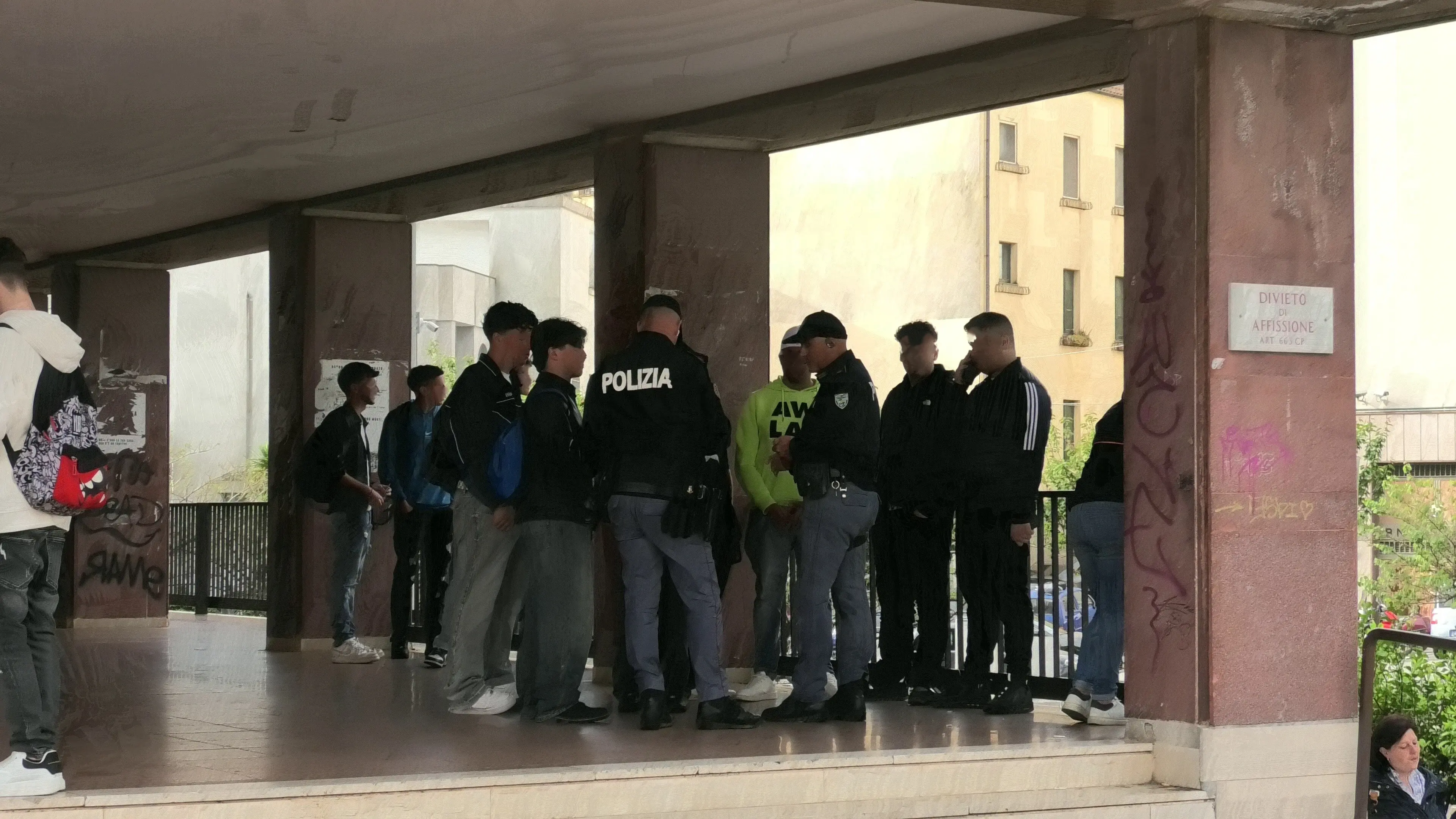 Progetto scuole sicure: controlli della Polizia per la prevenzione dei reati connessi allo spaccio di stupefacenti\u00A0ed alla detenzione di armi\n