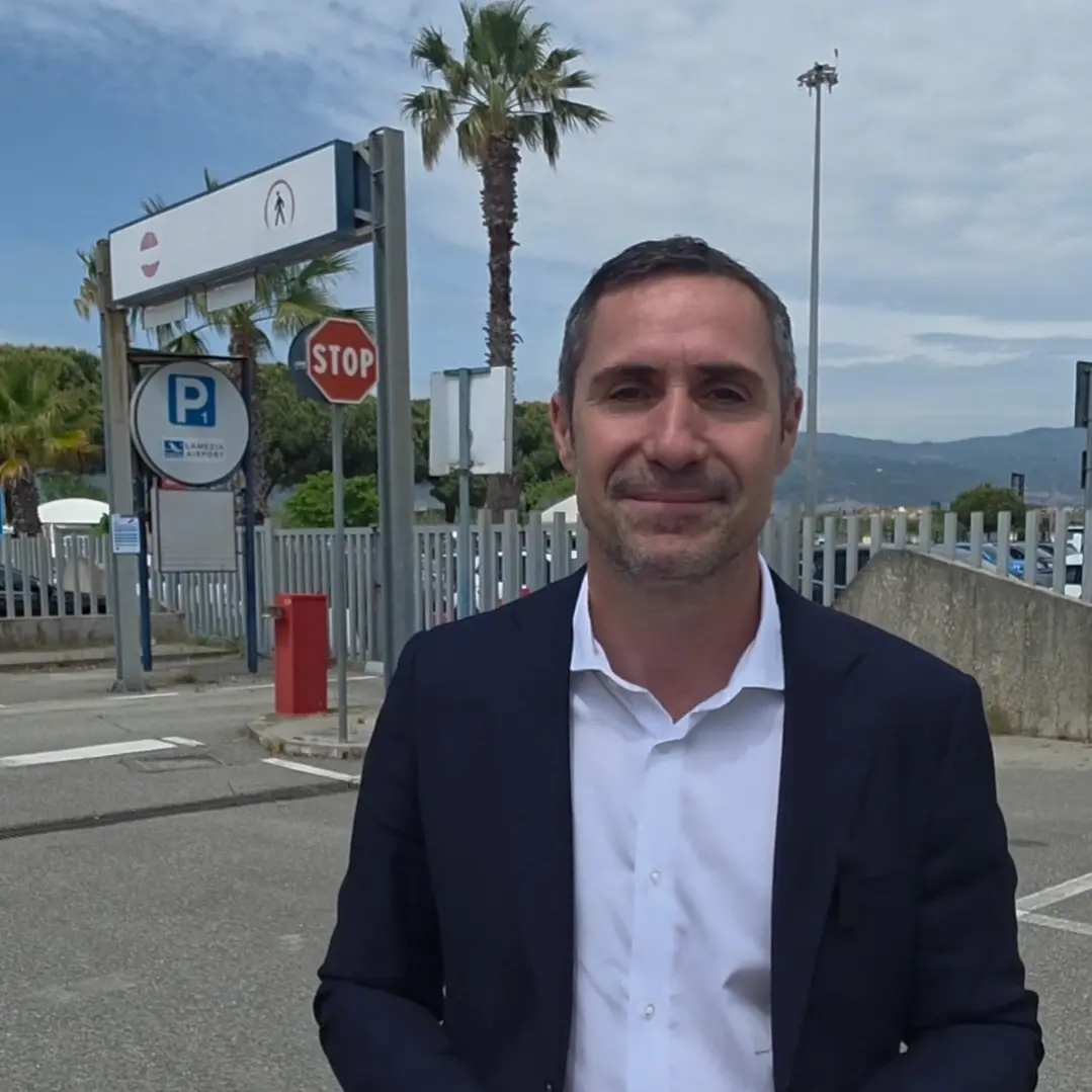 Gestione dei parcheggi all’Aeroporto di Lamezia Terme, Alecci:\u00A0«Servizio esternalizzato, la Regione rinuncia a 15 milioni di euro di ricavi»\n