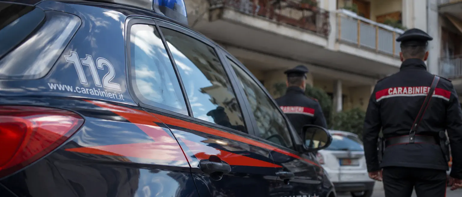 Femminicidio a Piacenza, 56enne trovata morta in casa: marito in fuga\n