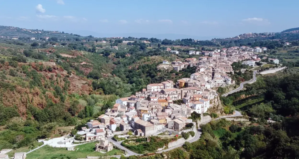 Francavilla Angitola, gru si ribalta e prende fuoco: operaio muore nel cantiere del depuratore consortile\n