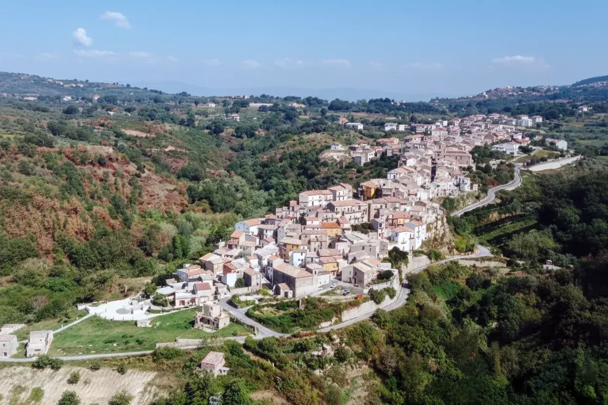 Francavilla Angitola, gru si ribalta e prende fuoco: operaio muore nel cantiere del depuratore consortile\n