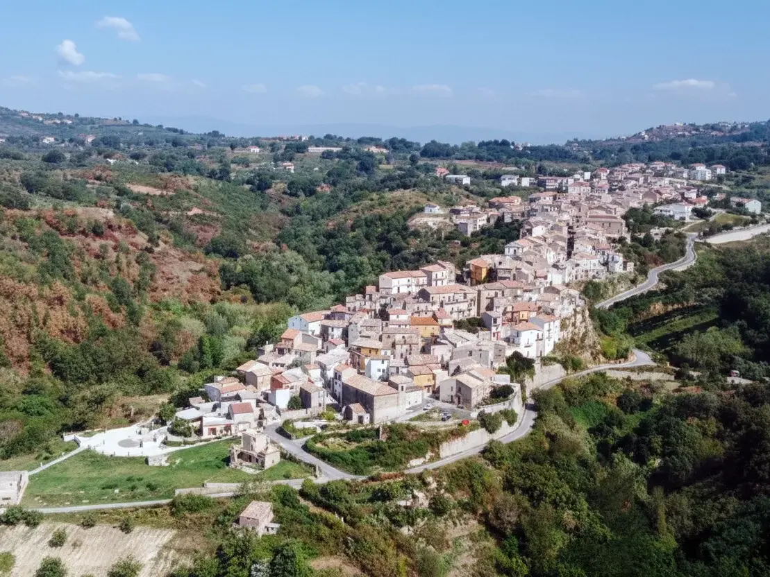 Francavilla Angitola, gru si ribalta e prende fuoco: operaio muore nel cantiere del depuratore consortile