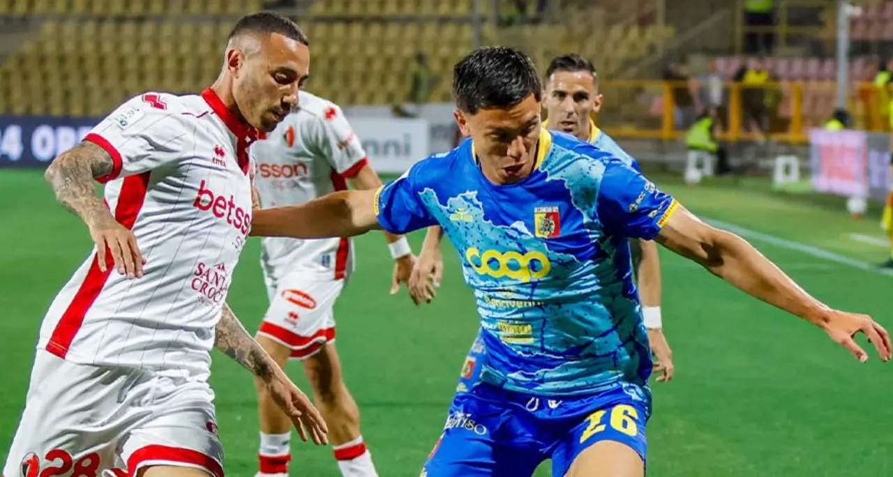 <p><span style=\"color:hsl(0, 75%, 60%);\">Il Bari vince a Catanzaro </span>e conquista i playout: al “Ceravolo” finisce 3-2 per i pugliesi</p>