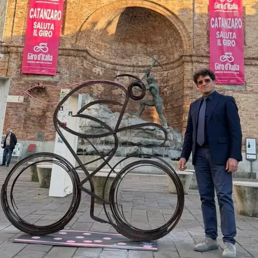 Installazione di Loreti: «Un simbolo che unisce il Giro all’anima della mia città»