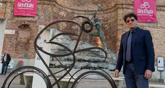 Installazione di Loreti: «Un simbolo che unisce il Giro all’anima della mia città»