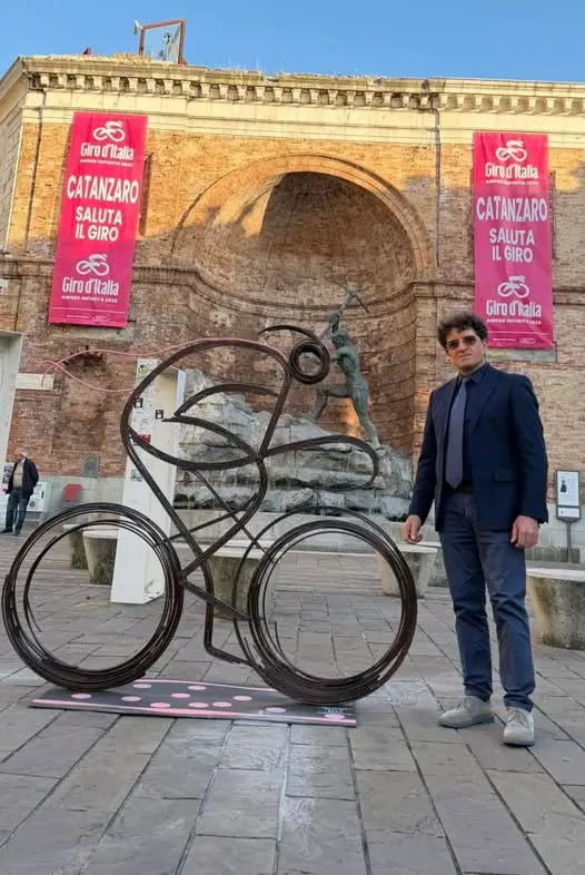 Installazione di Loreti: «Un simbolo che unisce il Giro all’anima della mia città»