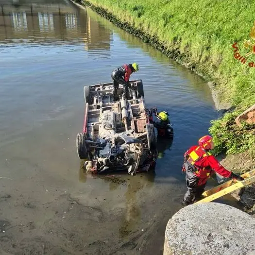 Dramma nel Veneziano, minivan cade in un canale a Chioggia: tre morti\n