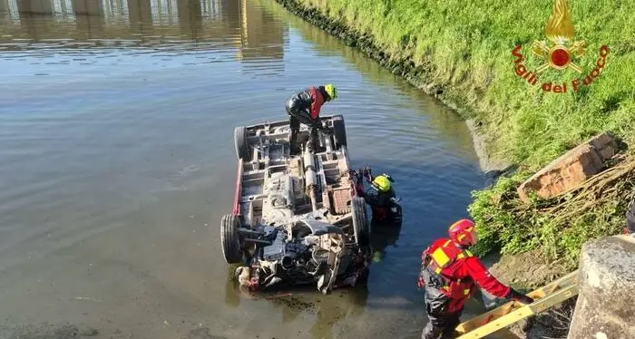 Dramma nel Veneziano, minivan cade in un canale a Chioggia: tre morti\n