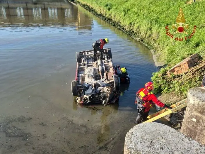 Dramma nel Veneziano, minivan cade in un canale a Chioggia: tre morti\n