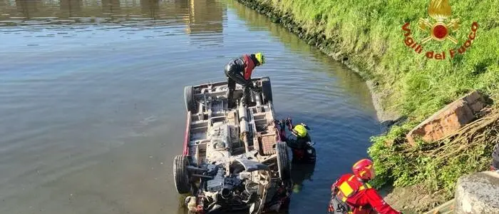 Dramma nel Veneziano, minivan cade in un canale a Chioggia: tre morti\n