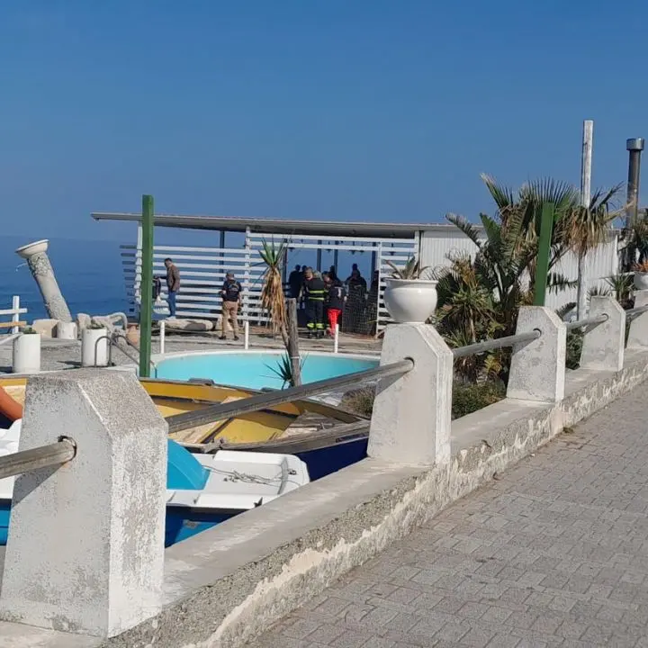 <p>Tragedia sul lavoro a Paola: operaio 23enne muore schiacciato da piattaforma cemento mentre monta lido</p>