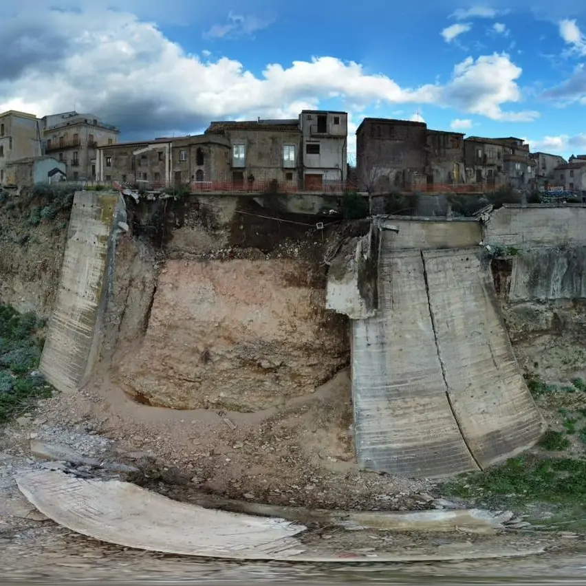 <p>Fondi per dissesto, strade e scuole: alla Calabria oltre 244 milioni, <span style=\"color:hsl(0, 75%, 60%);\">l’elenco di tutti i 183 Comuni beneficiari</span></p>