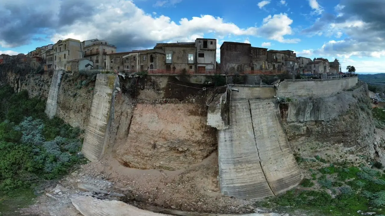 <p>Fondi per dissesto, strade e scuole: alla Calabria oltre 244 milioni, <span style=\"color:hsl(0, 75%, 60%);\">l’elenco di tutti i 183 Comuni beneficiari</span></p>