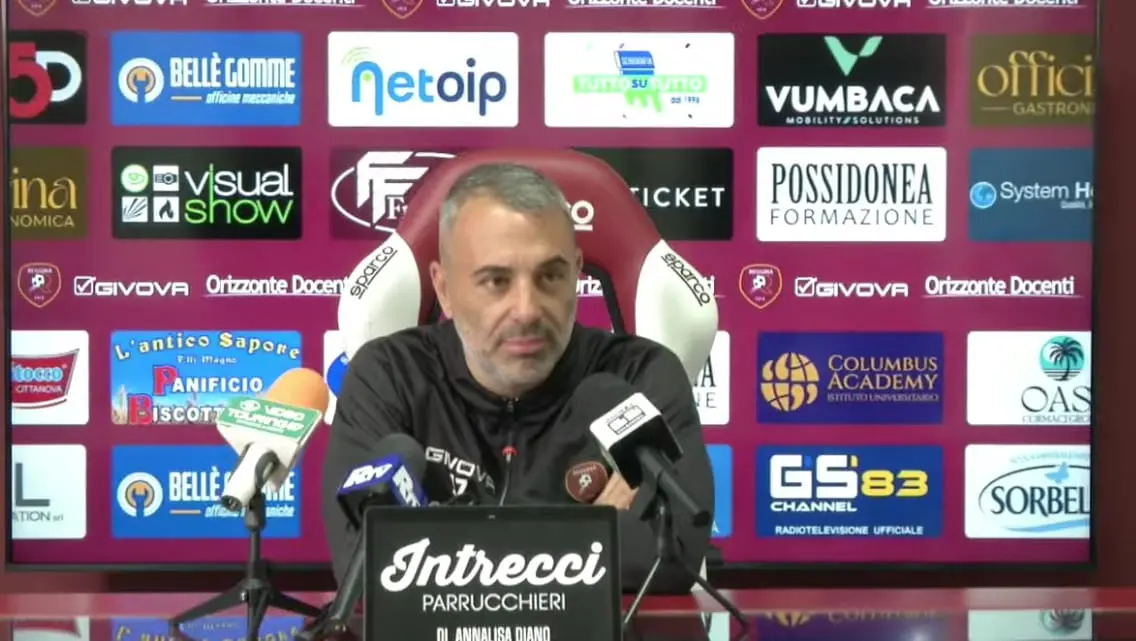 Verso Reggina-Athletic Palermo, Torrisi: «Dobbiamo isolarci dal contesto esterno, chi indossa questa maglia ha l’obbligo di onorarla»\n
