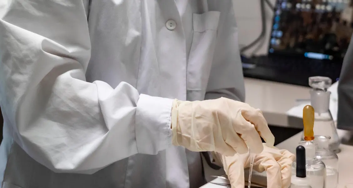 Hantavirus, rintracciato il passeggero calabrese del volo Klm: non ha sintomi ed era lontano dalla donna morta\n