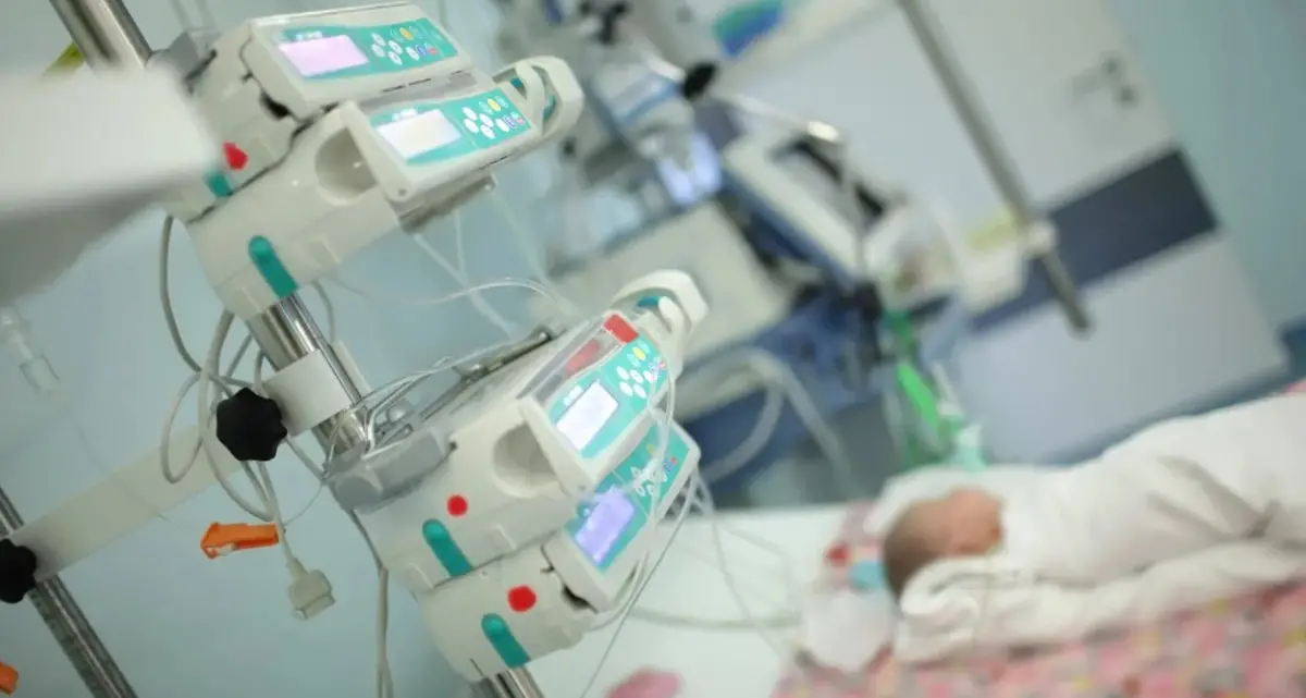 Bimbo di Paravati morto a soli 4 mesi, i genitori rompono il silenzio: «Vogliamo risposte dalla Procura di Cosenza»\n