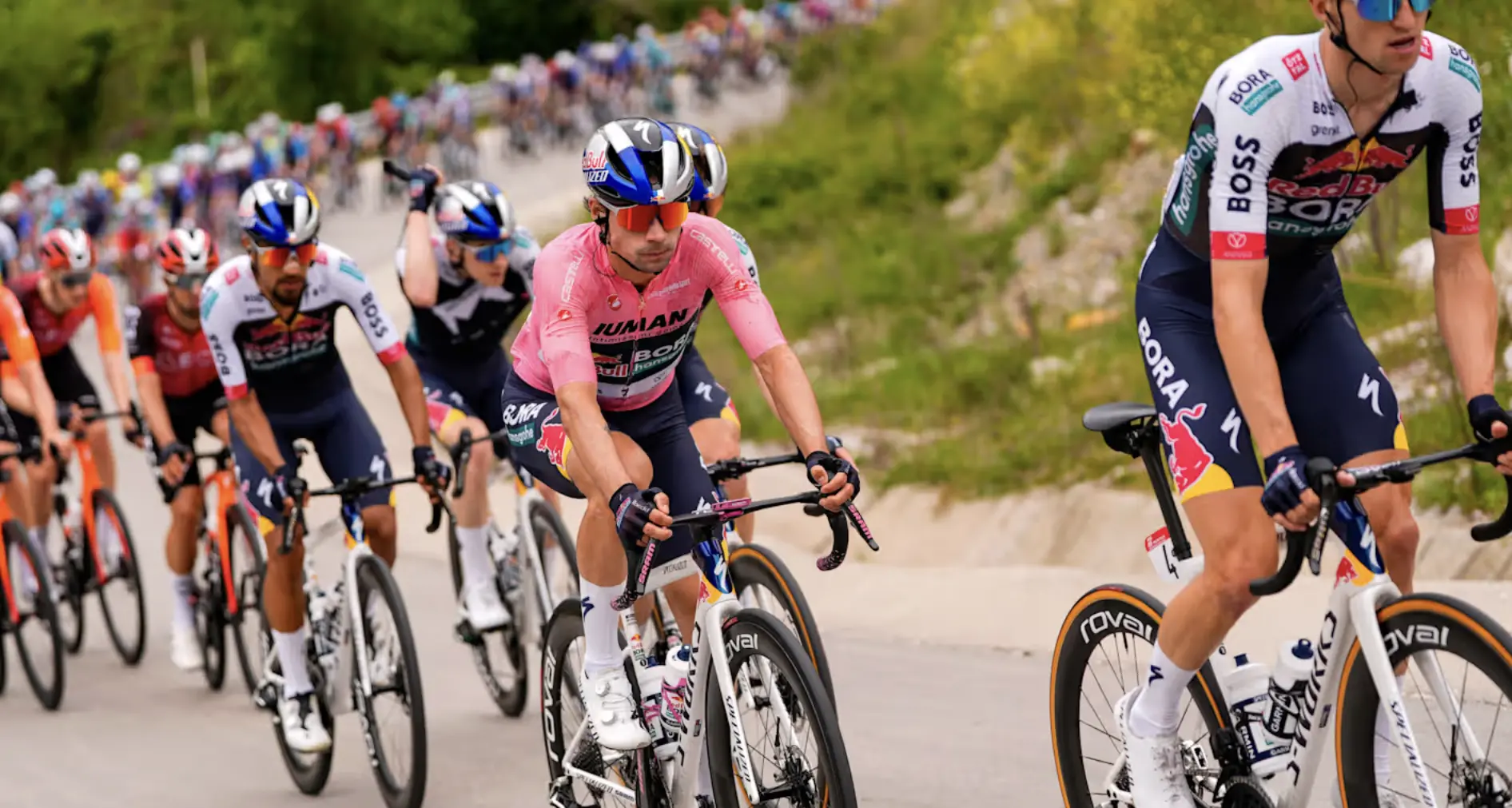 Il Giro d’Italia scopre le colline di San Lucido: Cerasuolo si veste a festa per il passaggio della carovana rosa\n