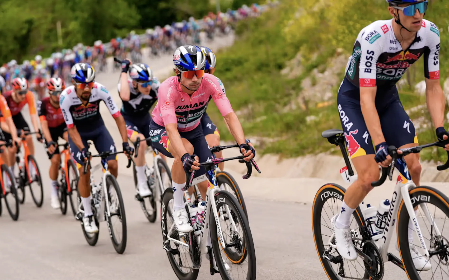 Il Giro d’Italia scopre le colline di San Lucido: Cerasuolo si veste a festa per il passaggio della carovana rosa\n