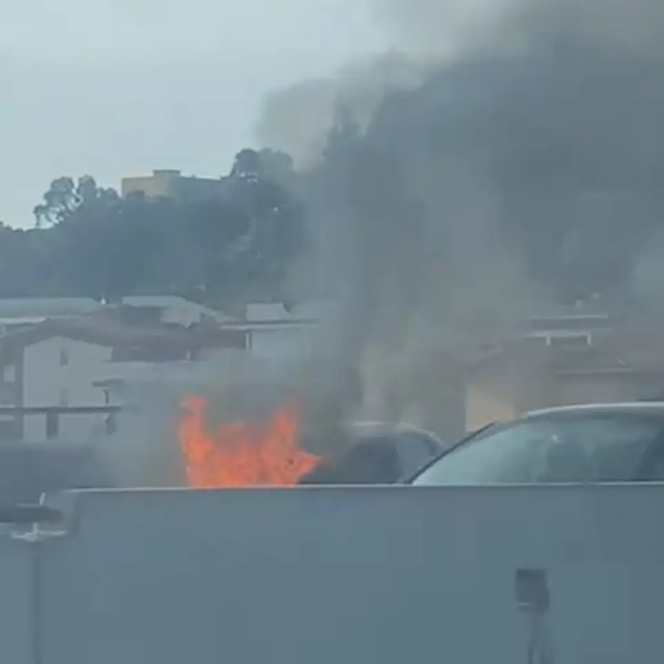 Reggio, auto in fiamme sul raccordo autostradale: nessun ferito\n