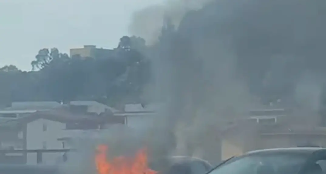 Reggio, auto in fiamme sul raccordo autostradale: nessun ferito\n