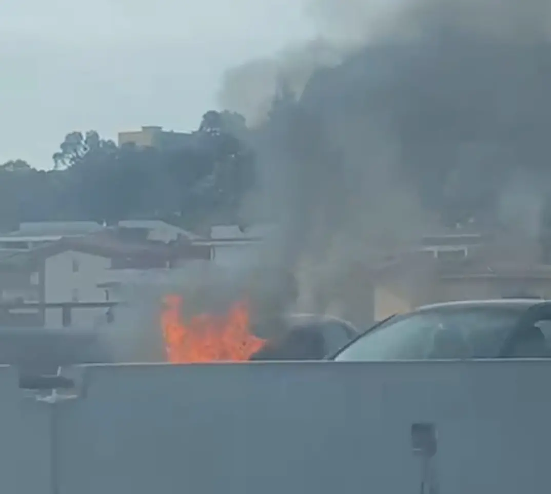 Reggio, auto in fiamme sul raccordo autostradale: nessun ferito\n