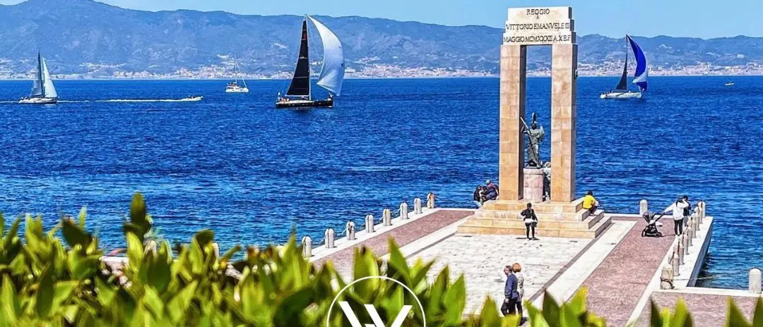 Athena sullo Stretto, dove il Mediterraneo respira luce\n