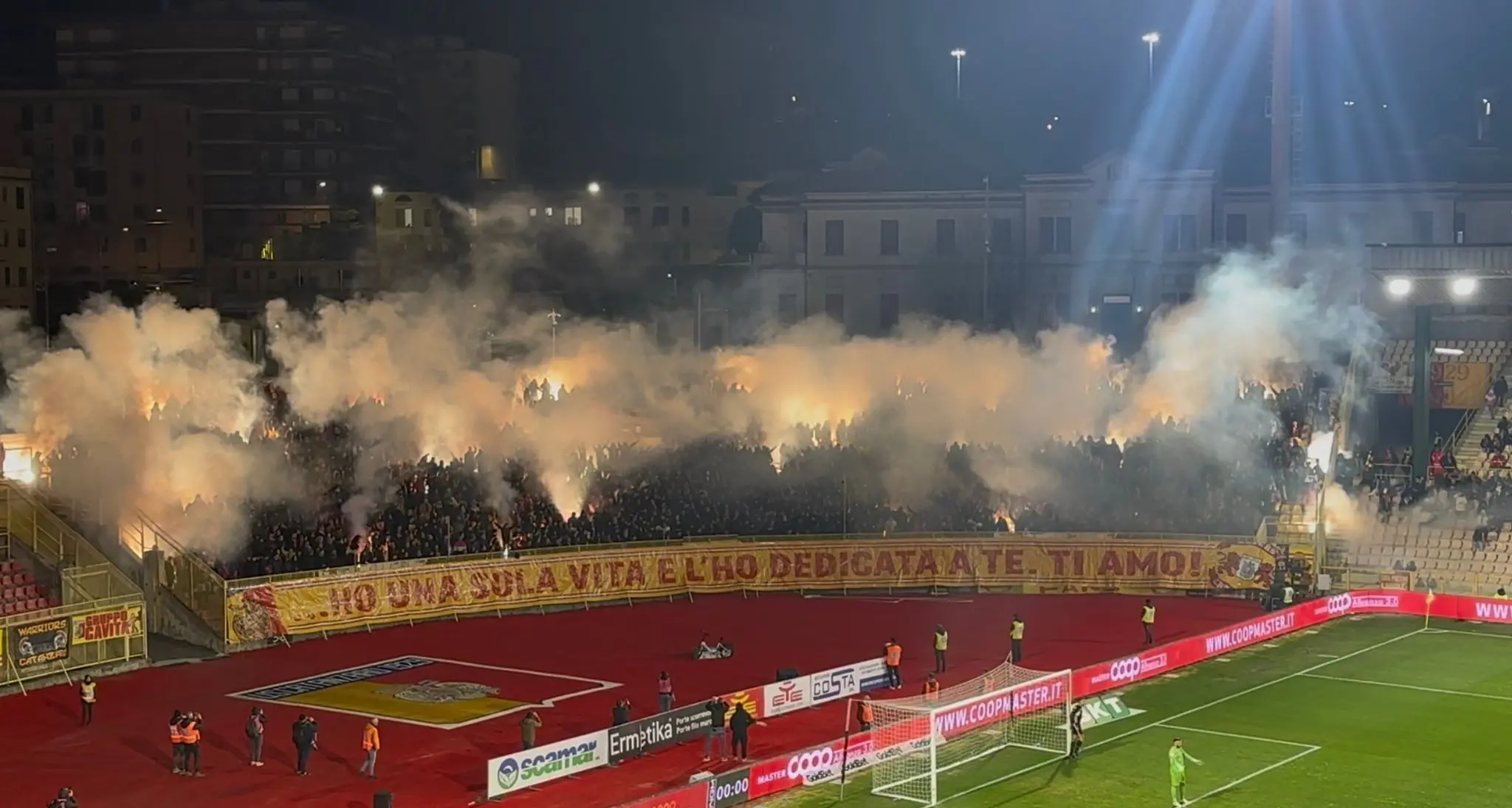 Gli Ultras Catanzaro\u00A0chiamano a raccolta il popolo giallorosso per la gara contro l’Avellino: «Trasformiamo il Ceravolo in un inferno»\n