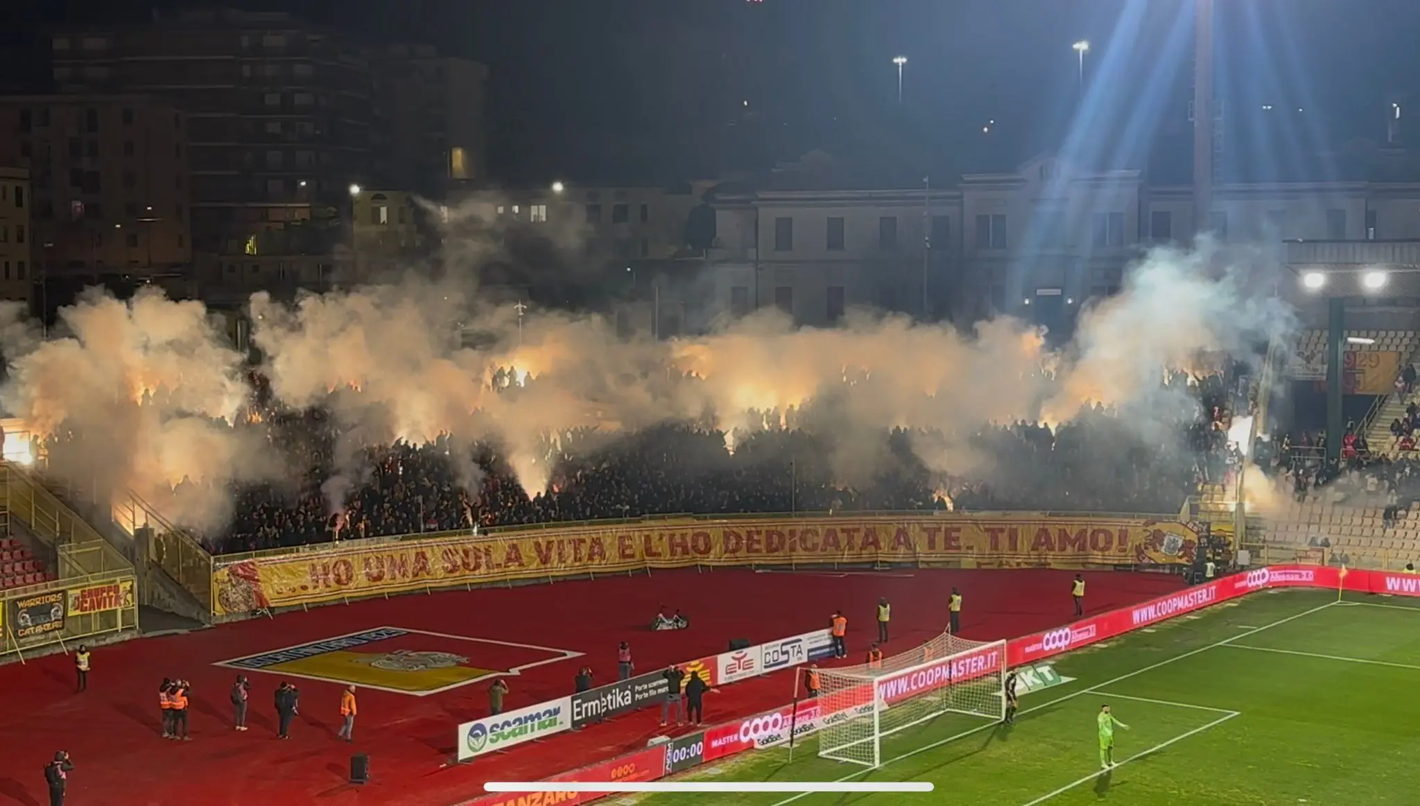 Gli Ultras Catanzaro\u00A0chiamano a raccolta il popolo giallorosso per la gara contro l’Avellino: «Trasformiamo il Ceravolo in un inferno»\n
