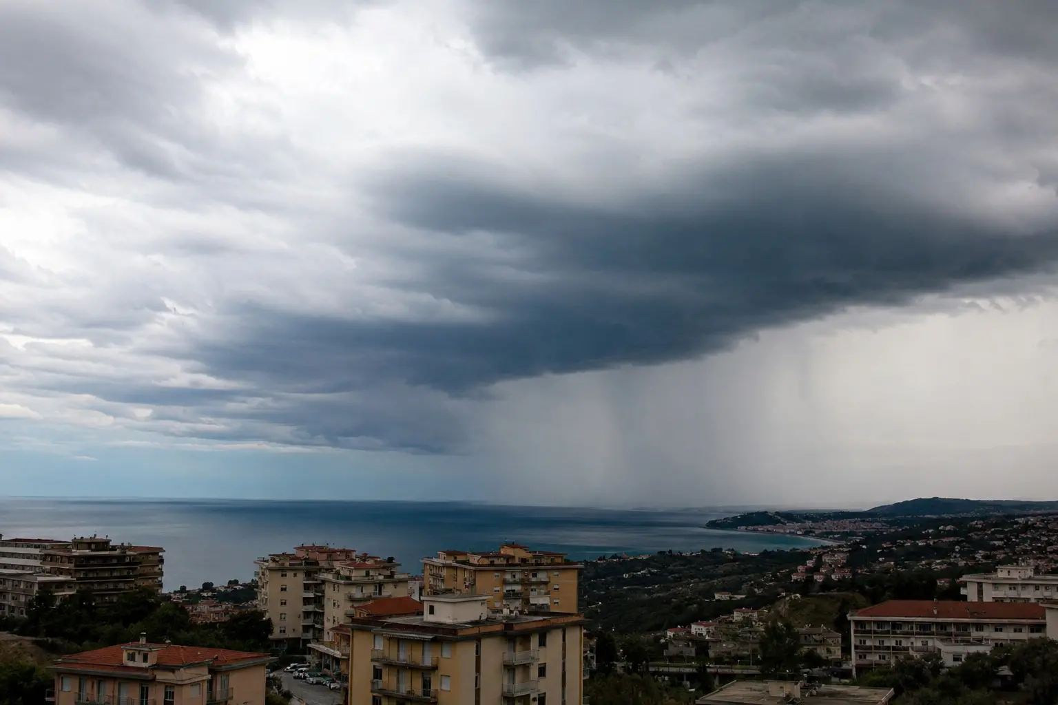 Anticiclone in Calabria fino a martedì,\u00A0da metà settimana tornano piogge e freddo: le previsioni\n