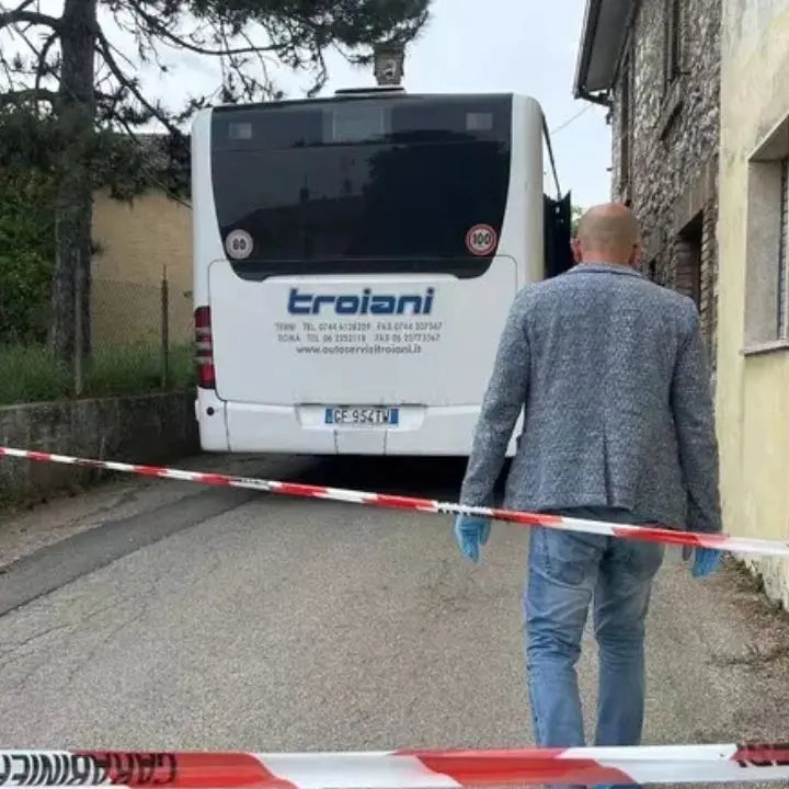Donna aggredita a martellate su un bus, proseguono le ricerche del marito\n
