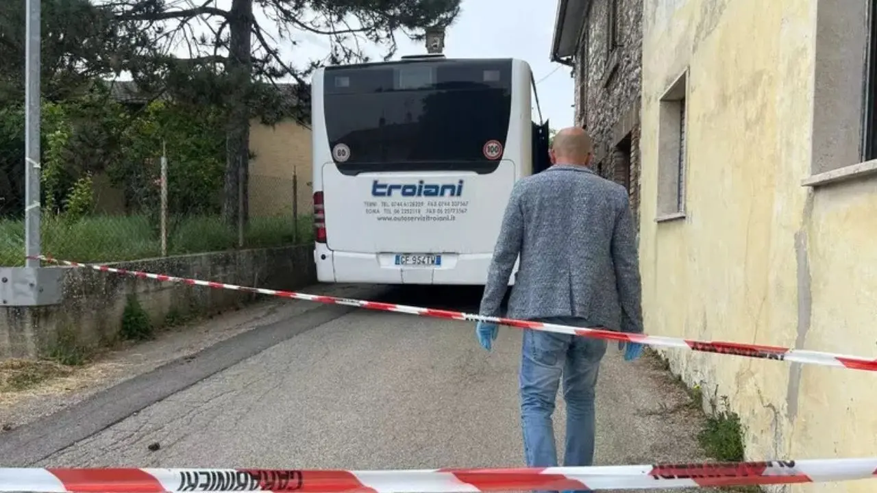 Donna aggredita a martellate su un bus, proseguono le ricerche del marito\n