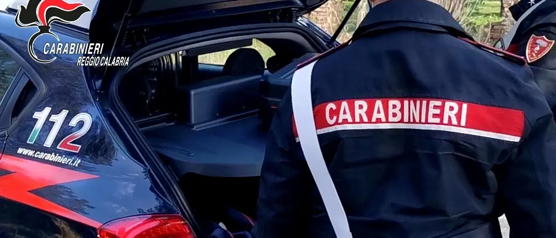 Viola la sorveglianza speciale e ruba in casa di due anziani: arrestata nel Reggino\n