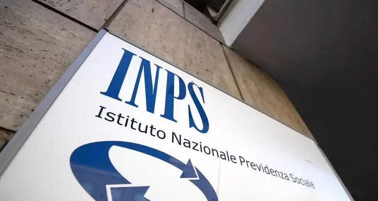 Pensioni pubbliche, arriva la stangata silenziosa: assegni più bassi e tagli fino a 6.100 euro l’anno\n