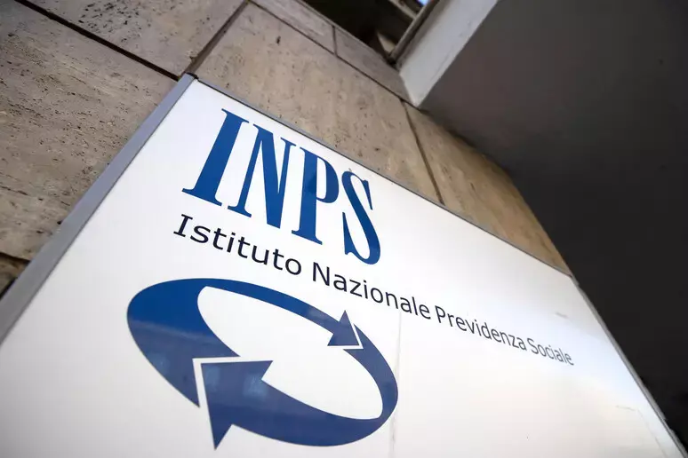 Pensioni pubbliche, arriva la stangata silenziosa: assegni più bassi e tagli fino a 6.100 euro l’anno\n