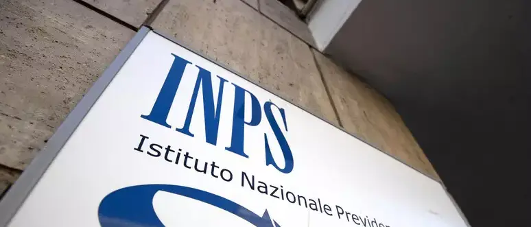 Pensioni pubbliche, arriva la stangata silenziosa: assegni più bassi e tagli fino a 6.100 euro l’anno\n