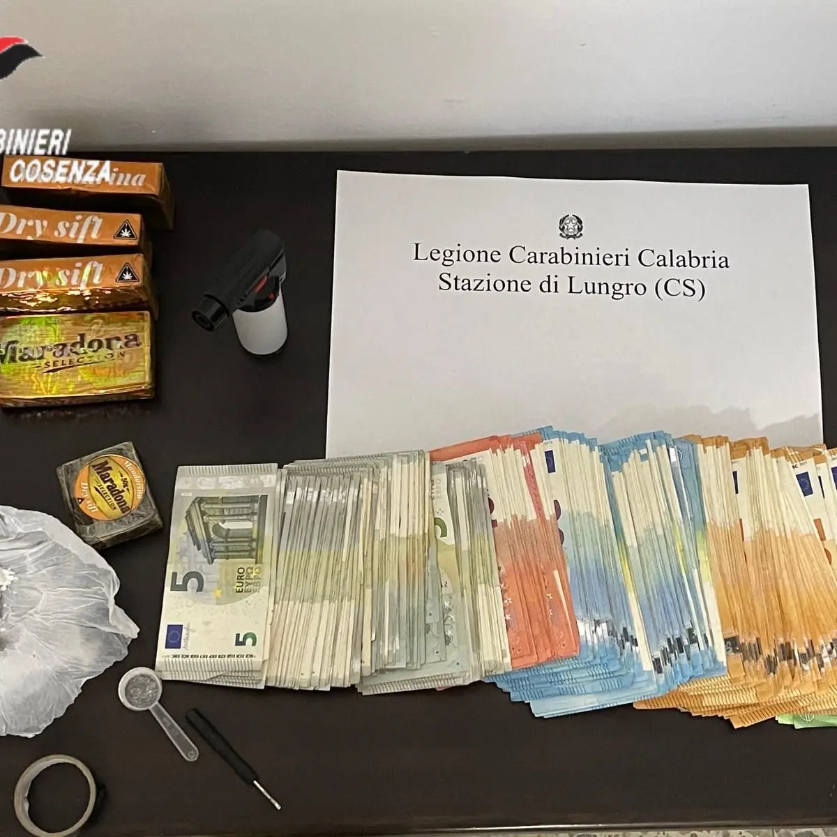 Lungro, 30enne arrestato per spaccio di droga: in casa deteneva 35mila euro in contanti\n