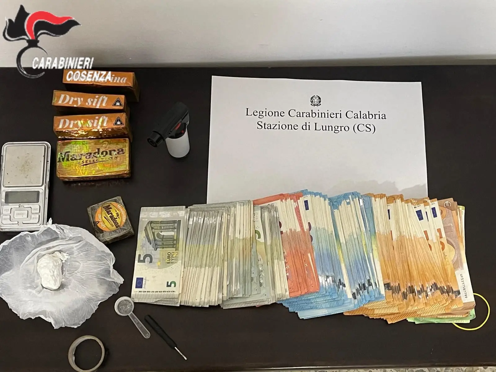 Lungro, 30enne arrestato per spaccio di droga: in casa deteneva 35mila euro in contanti\n