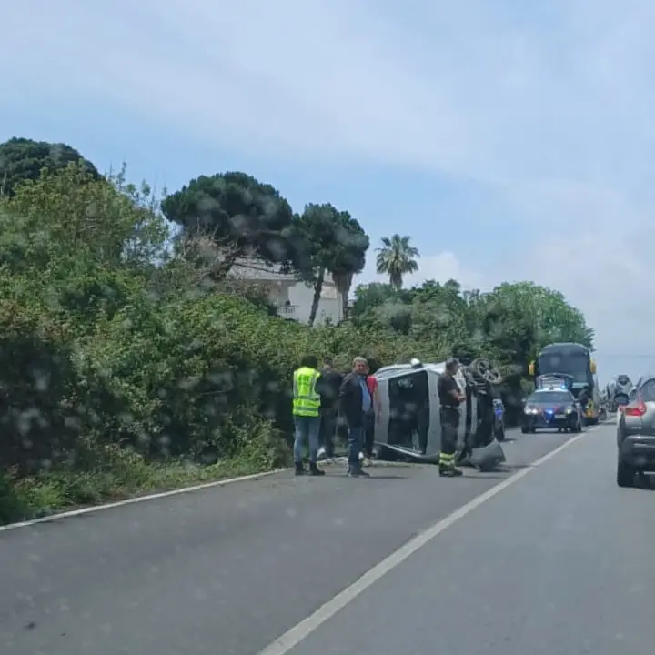 Incidente sulla Statale 522: auto si ribalta e finisce al centro della carreggiata\u00A0in direzione Vibo Marina\n