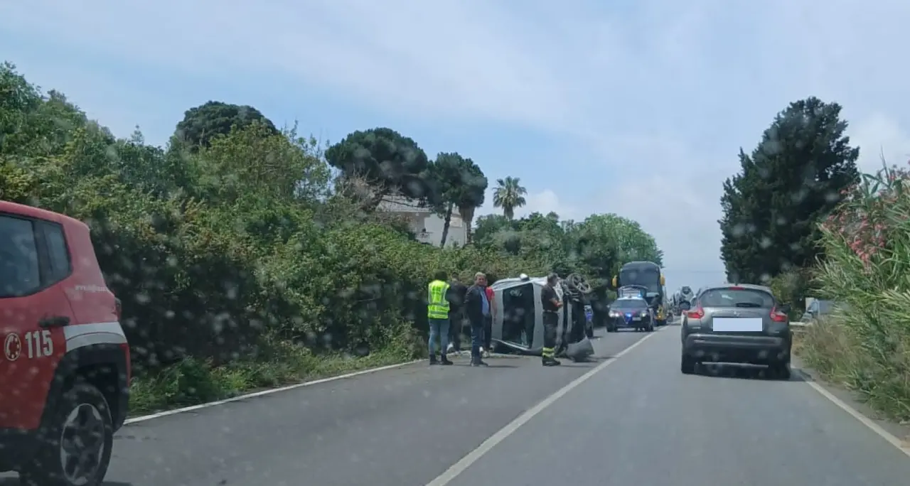 Incidente sulla Statale 522: auto si ribalta e finisce al centro della carreggiata\u00A0in direzione Vibo Marina\n