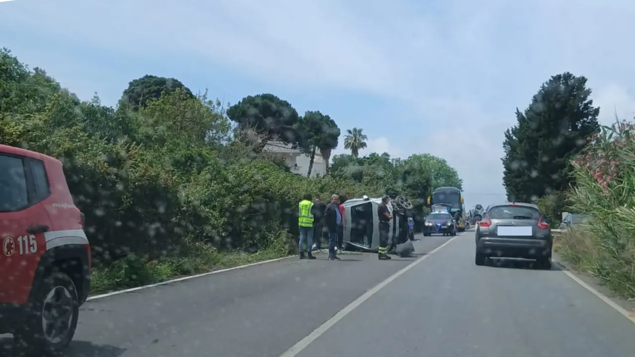 Incidente sulla Statale 522: auto si ribalta e finisce al centro della carreggiata\u00A0in direzione Vibo Marina\n