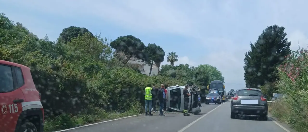 Incidente sulla Statale 522: auto si ribalta e finisce al centro della carreggiata\u00A0in direzione Vibo Marina\n