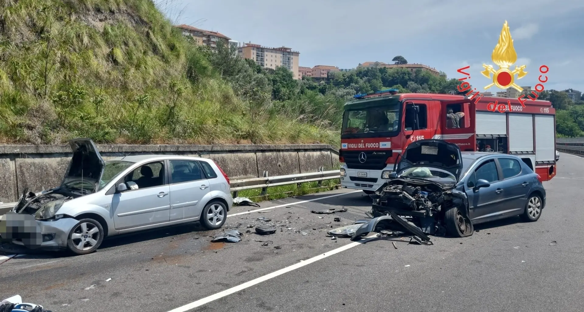 Drammatico incidente sulla 109 a Catanzaro, una donna è morta nello scontro fra tre auto\n